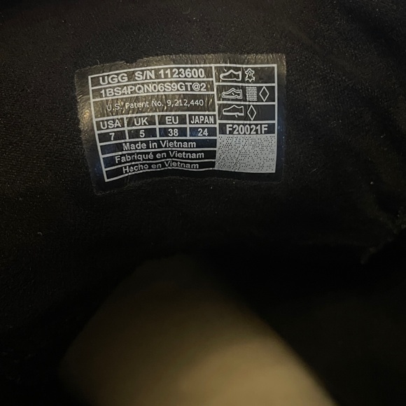 Ugg Sidnee Boots🖤 - Picture 14 of 15